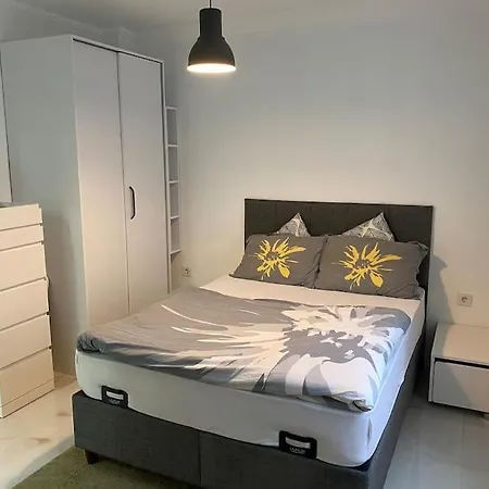 Seaside Cosy Flat With A Balcony شقة *